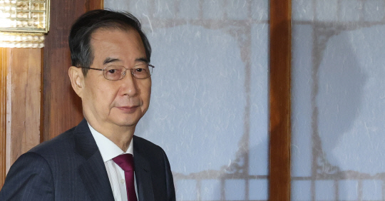 한덕수 대통령 권한대행이 14일 서울 공관에서 열린 경제안보전략 TF 회의에 입장하고 있다. 연합뉴스